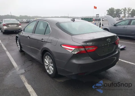 2020 Toyota Camry Le z USA, uszkodzony, nr VIN 4T1C11AK6LU341704